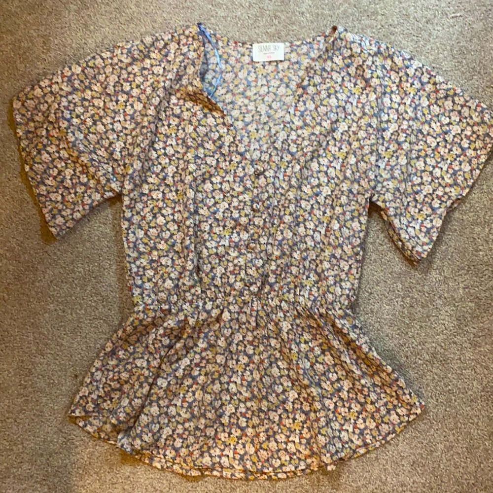 NWOT XS Sienna Sky Floral V-Buttoned Blouse